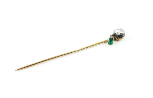 A VICTORIAN DIAMOND AND EMERALD STICK PIN
