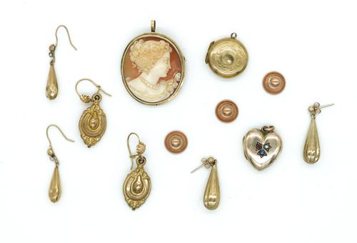 A GOLD MOUNTED OVAL SHELL CAMEO PENDANT BROOCH AND EIGHT FURTHER ITEMS (9)