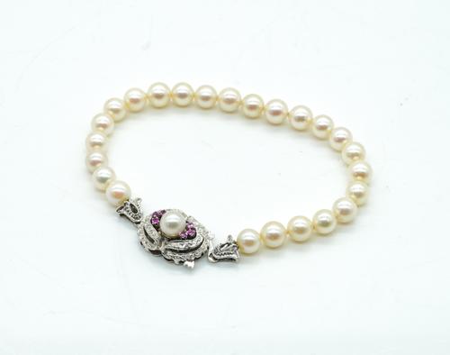 A CULTURED PEARL BRACELET