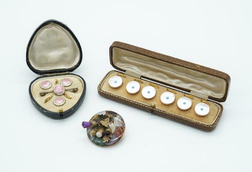 A VARICOLOURED AGATE BROOCH AND TWO SETS OF BUTTONS (3)