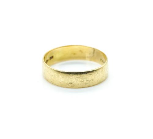 A GOLD WEDDING BAND