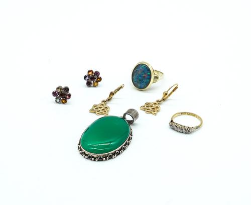 A GOLD AND PLATINUM, DIAMOND SET FIVE STONE RING AND FOUR FURTHER ITEMS (5)