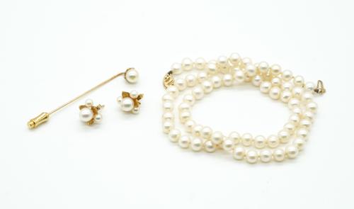 THREE ITEMS OF CULTURED PEARL JEWELLERY (3)