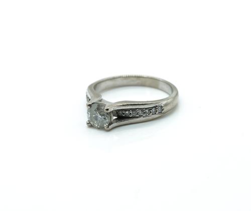 AN 18CT WHITE GOLD AND DIAMOND RING