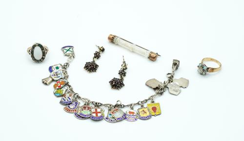 A 9CT GOLD, OPAL AND DIAMOND CLUSTER RING AND FOUR FURTHER ITEMS (5)