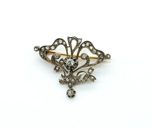 A DIAMOND BROOCH