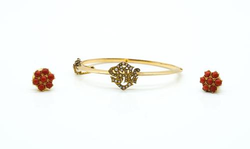 A GOLD AND SEED PEARL OVAL HINGED BANGLE AND A PAIR OF EARSTUDS (2)
