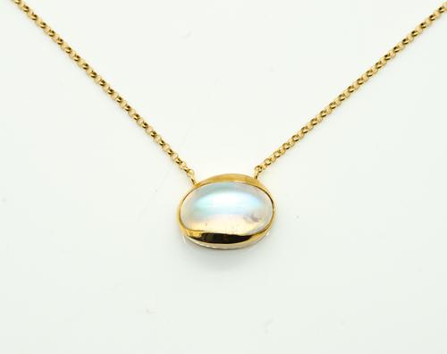 A GOLD AND MOONSTONE SINGLE STONE PENDANT NECKLACE