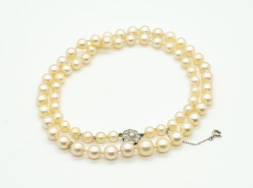 A SINGLE ROW NECKLACE OF SLIGHTLY GRADUATED CULTURED PEARLS