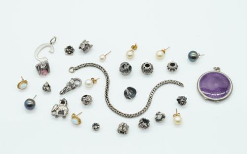 A SMALL GROUP OF JEWELLERY (QTY)
