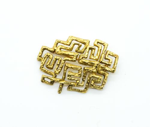 A GOLD BROOCH
