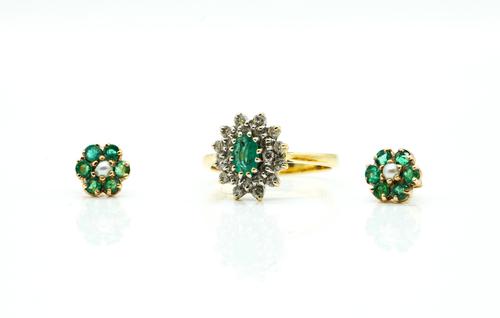 AN 18CT GOLD, EMERALD AND DIAMOND CLUSTER RING AND A PAIR OF 9CT GOLD, EMERALD AND CULTURED PEARL CLUSTER EARSTUDS (2)