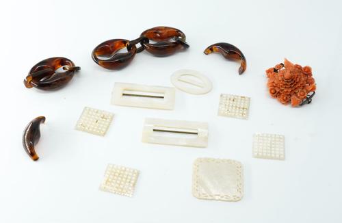 A CORAL BROOCH AND FURTHER ITEMS (QTY)