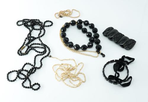 A VICTORIAN CUT STEEL NECKLACE AND FURTHER JEWELLERY (9)