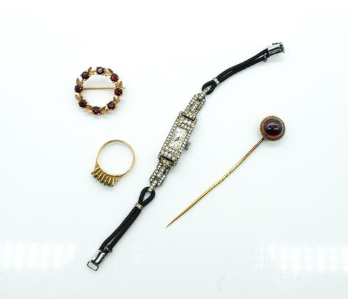 A 9CT GOLD AND GARNET BROOCH AND THREE FURTHER ITEMS (4)