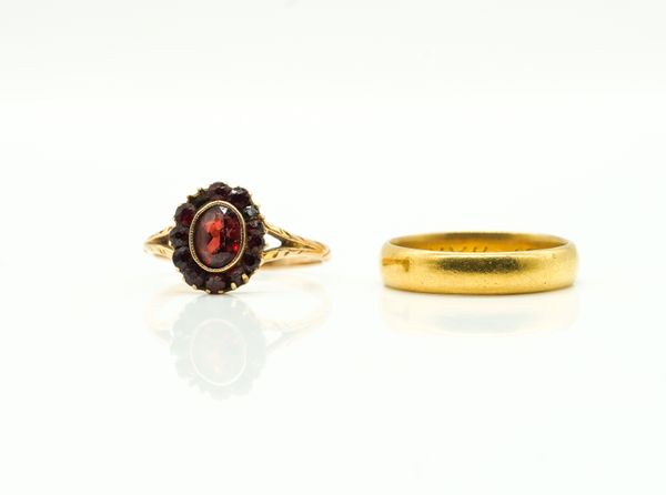 A 22CT GOLD WEDDING RING AND A GOLD AND GARNET CLUSTER RING (2)