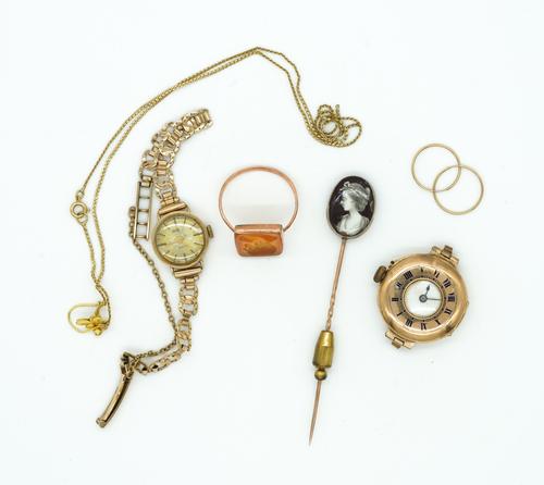 A CORNELIAN INTAGLIO RING AND SIX FURTHER ITEMS (7)