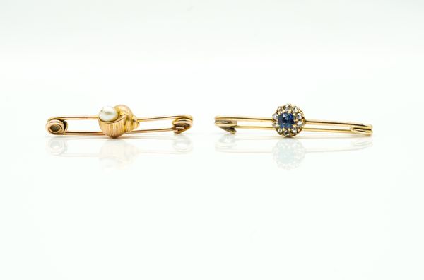 A GOLD, SAPPHIRE AND ROSE DIAMOND CLUSTER BAR BROOCH AND ANOTHER BAR BROOCH (2)