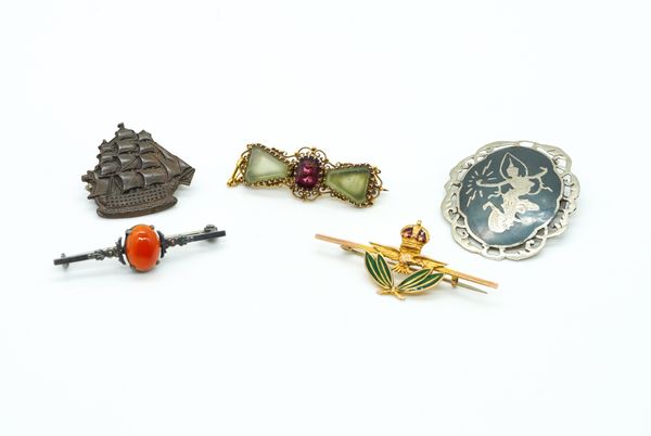 A GOLD AND ENAMELLED BAR BROOCH AND FOUR FURTHER BROOCHES (5)