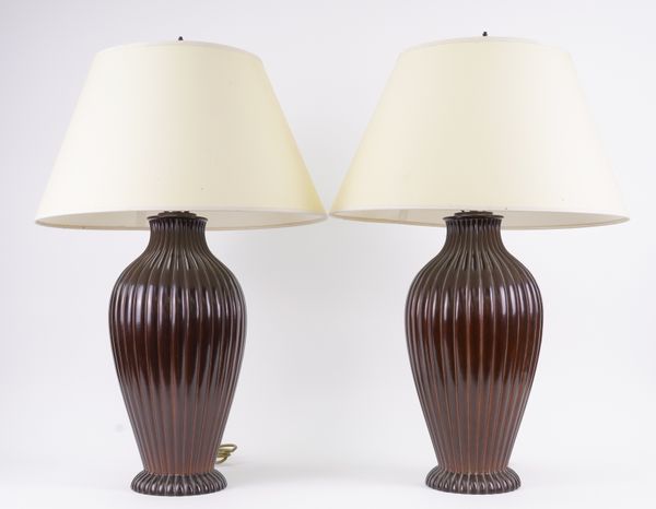 A PAIR OF BRONZE PATINATED METAL FLUTED BALUSTER TABLE LAMPS (2)