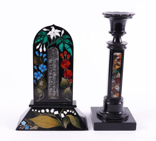 AN DERBSYSHIRE ASHFORD PIETRA DURA AND BLACK MARBLE TABLE THERMOMETER AND A SPECIMEN MARBLE URN CANDLESTICK (2)