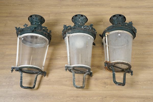 A SET OF SEVEN FRENCH STYLE PAINTED METAL LANTERNS (7)