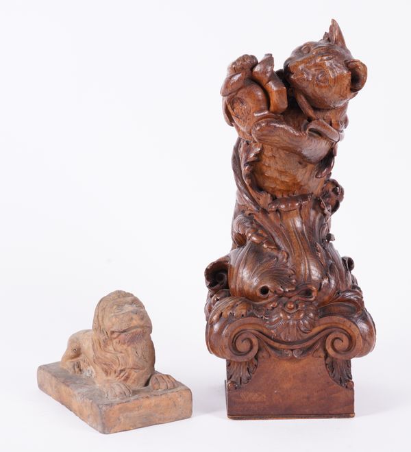 AN ENGLISH CARVED OAK FINIAL MODELLED AS A CAT (2)