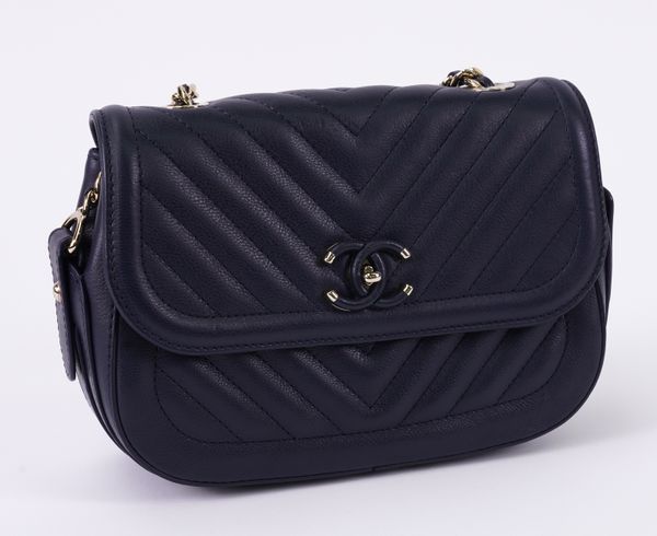 CHANEL: A CHEVRON NAVY MESSENGER BAG