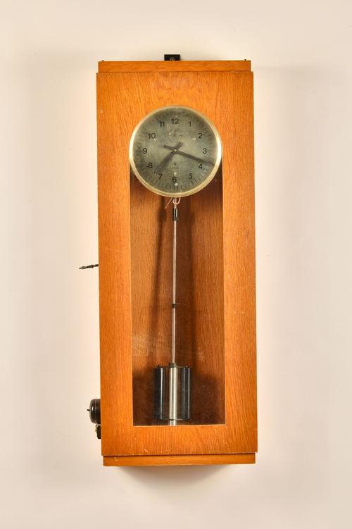 AN OAK CASED SIEMANS ELECTRIC MASTER CLOCK