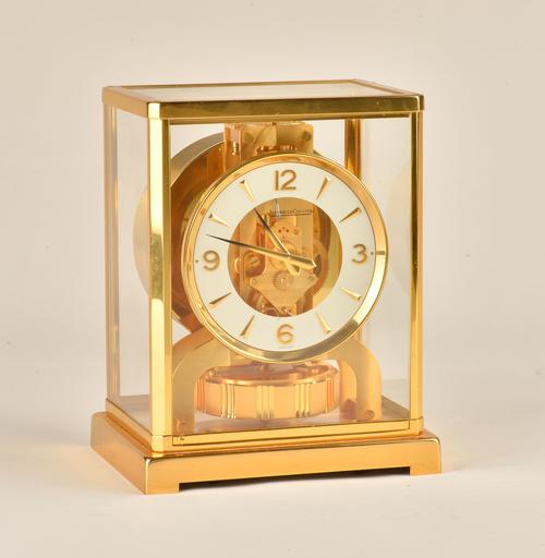 A JAEGER-LE COULTRE GILT BRASS ATMOS CLASSIC V TIMEPIECE