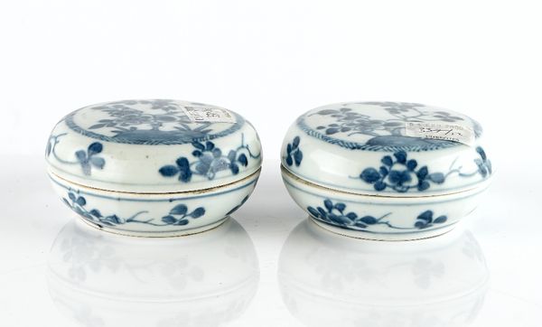 A pair of Chinese small blue and white circular boxes and covers