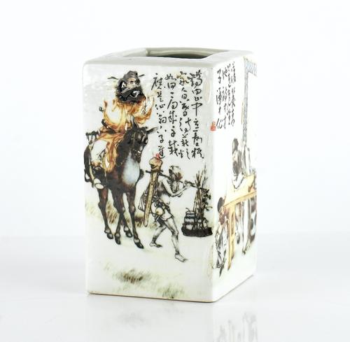 A CHINESE PORCELAIN VASE
