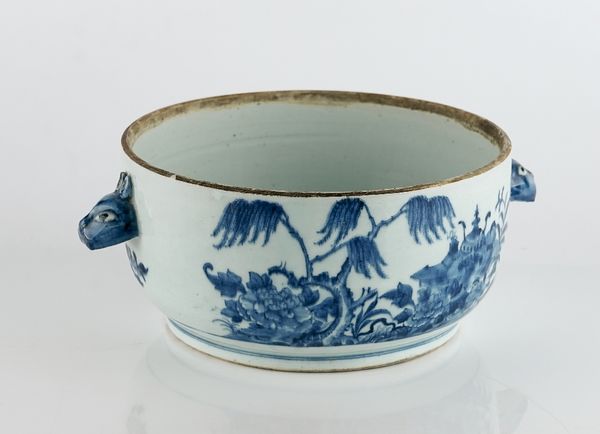 A Chinese blue and white circular tureen