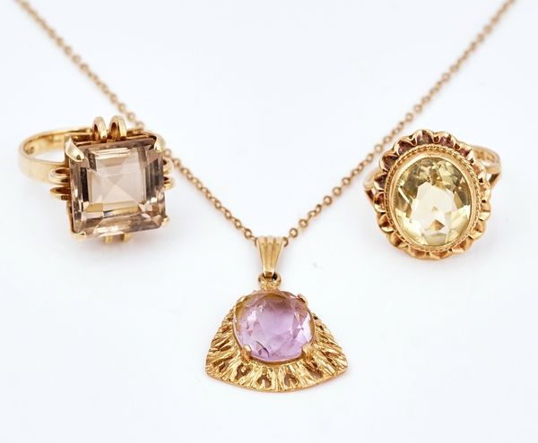 An amethyst pendant necklace, a citrine ring and a smoky quartz ring (3)