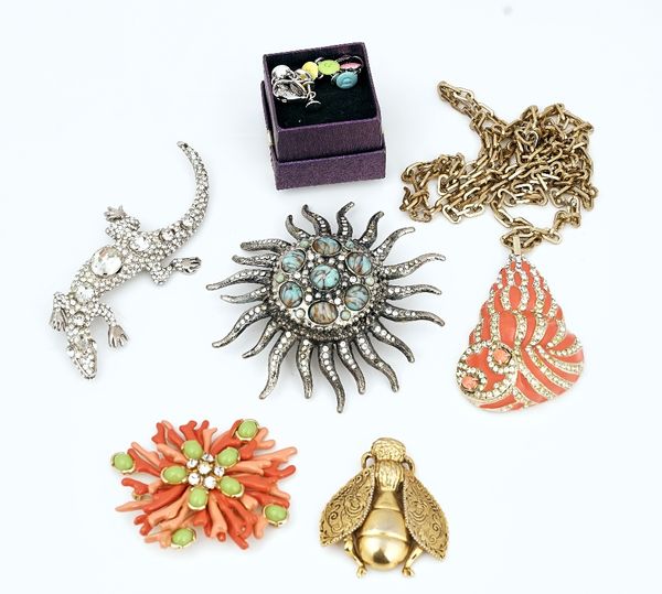 A collection of costume jewellery (6)