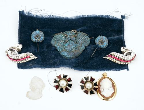 A 9ct gold mounted oval shell cameo pendant and four further items (6)