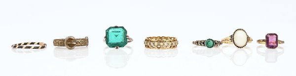 A gold and opal single stone ring and six further rings (7)