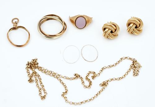 A pair of 9ct gold earstuds of knot design and further jewellery (5)