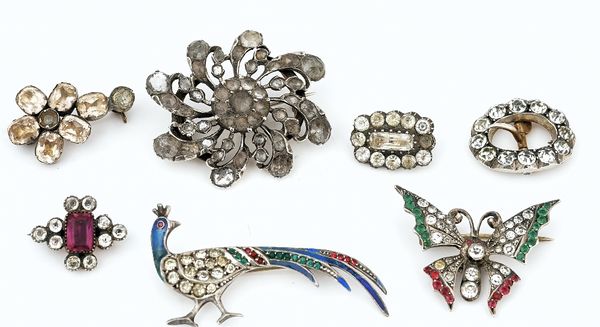 A collection of six brooches and one buckle (7)