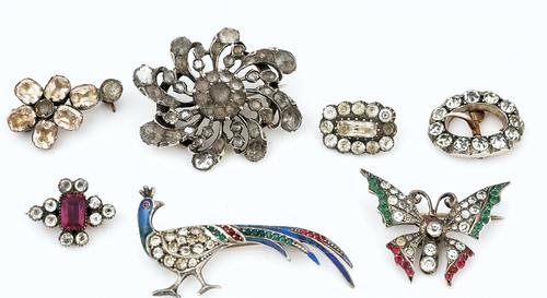 A collection of six brooches and one buckle (7)