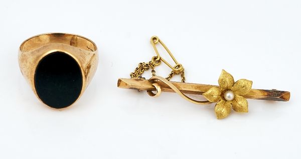 A 9CT GOLD SIGNET RING AND A GOLD AND SEED PEARL BROOCH (2)