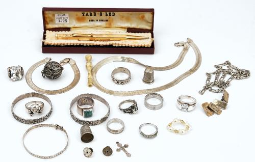 A Yard-O-Led pencil, two thimbles and mostly silver jewellery (25)