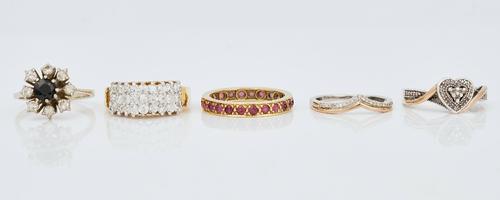 An 18ct white gold, sapphire and diamond ring and four further rings (5)