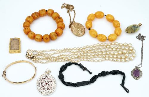 A Victorian oval pendant locket, with a neckchain and further items (12)