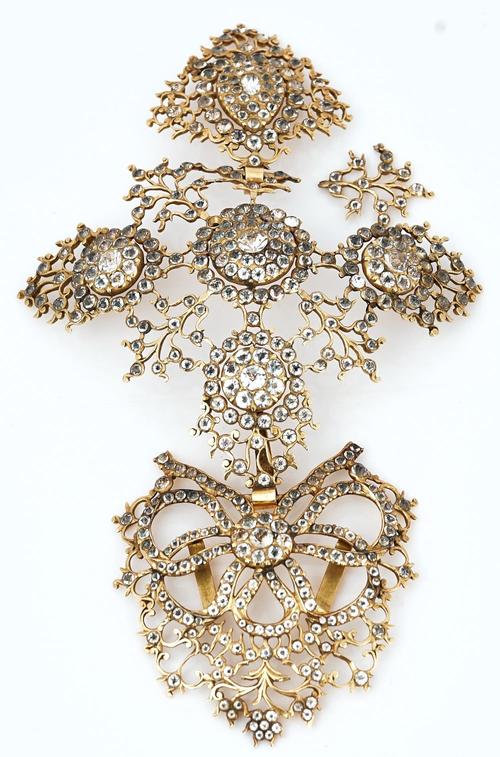 A gold and colourless paste set pendant