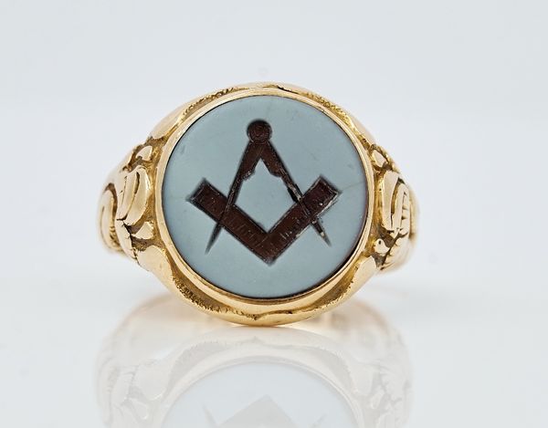 A 15ct gold and banded agate Masonic signet ring