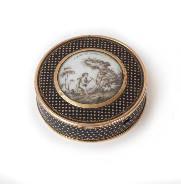 A FRENCH CIRCULAR GOLD AND TORTOISESHELL PIQUE BOX AND COVER