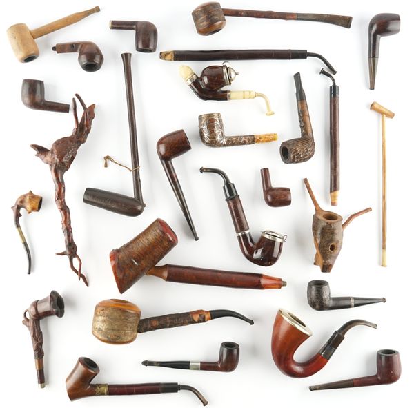 A LARGE QUANTITY OF WOODEN PIPES/PIPE BOWLS (QTY)