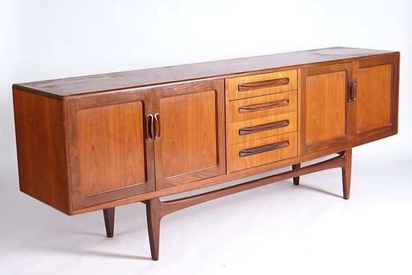 G PLAN; A MID-20TH CENTURY DESIGN TEAK SIDEBOARD WITH AN ARRANGEMENT OF FOUR DRAWERS FLANKED BY CUPBOARDS