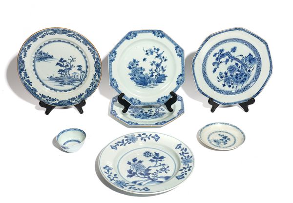 A CHINESE BLUE AND WHITE TEABOWL AND SAUCER FROM THE NANKING CARGO AND FIVE BLUE AND WHITE EXPORT PLATES